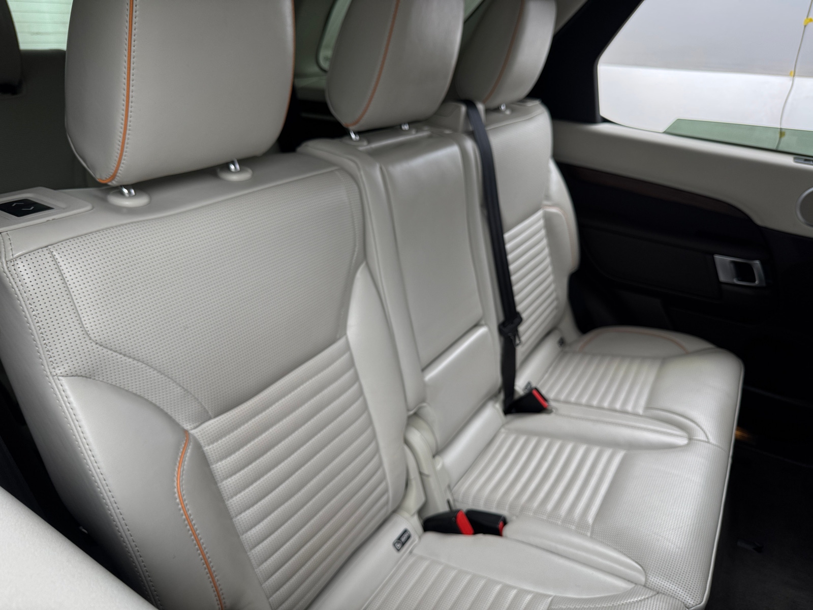 Thumbnail: 2017 Land Rover Discovery - 5