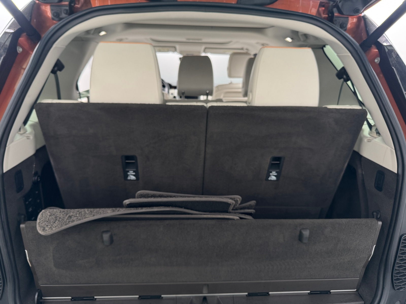 Thumbnail: 2017 Land Rover Discovery - 6