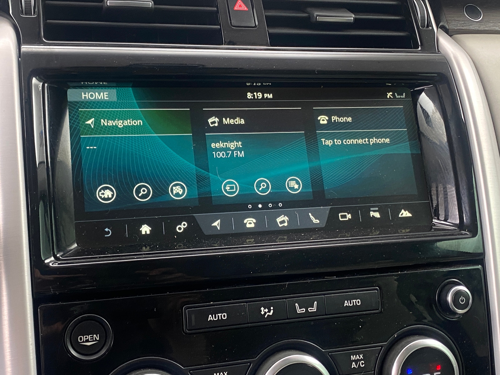 Thumbnail: 2017 Land Rover Discovery - 3