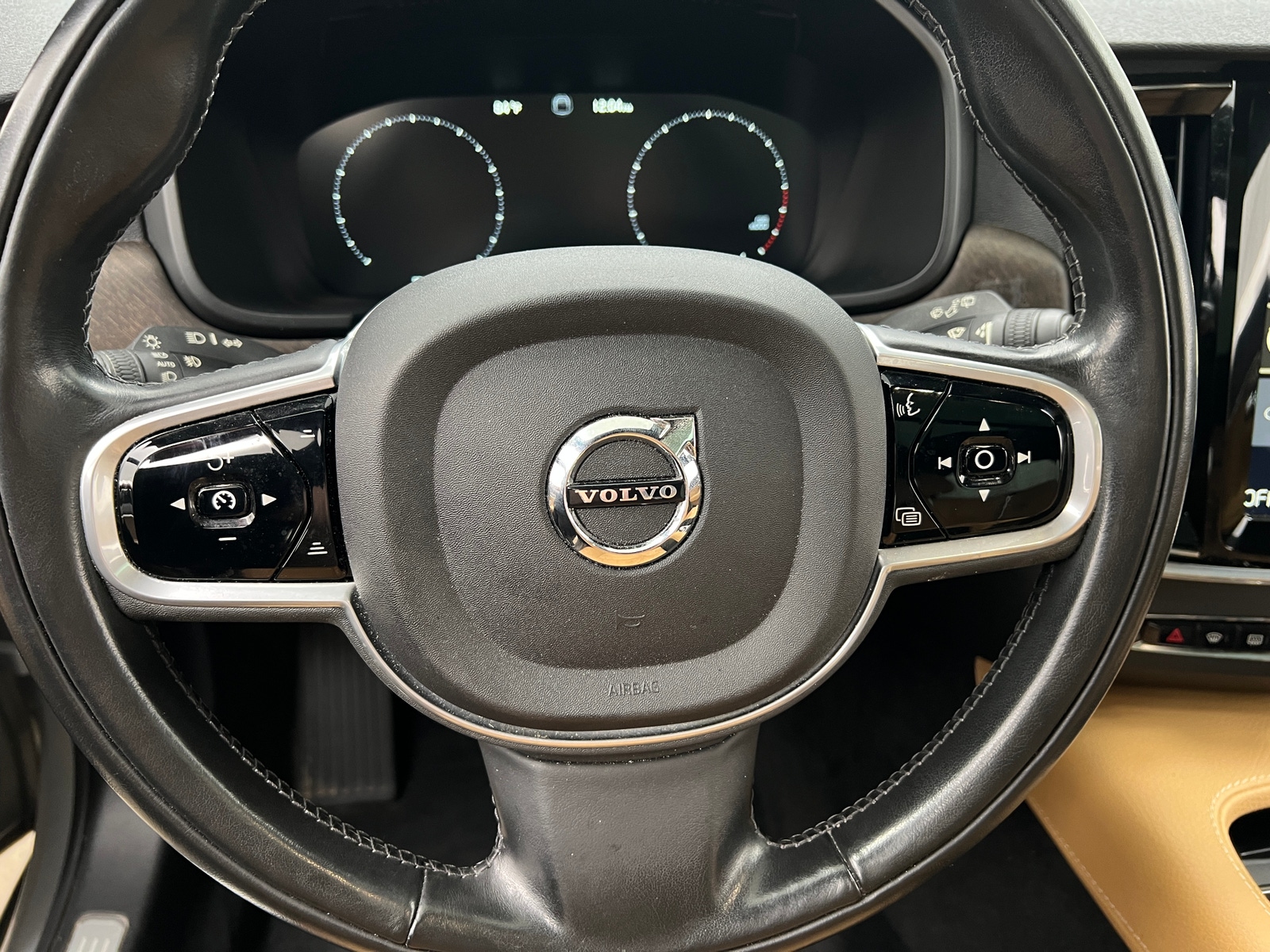 Thumbnail: 2018 Volvo V90 - 4