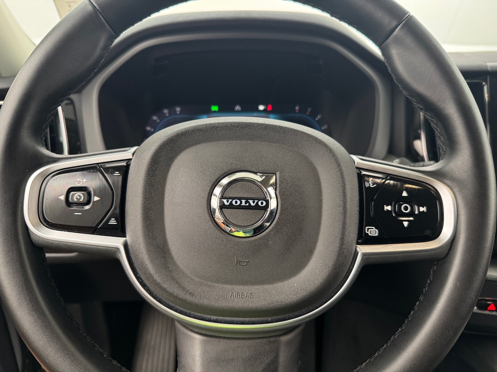 Thumbnail: 2025 Volvo XC60 - 4