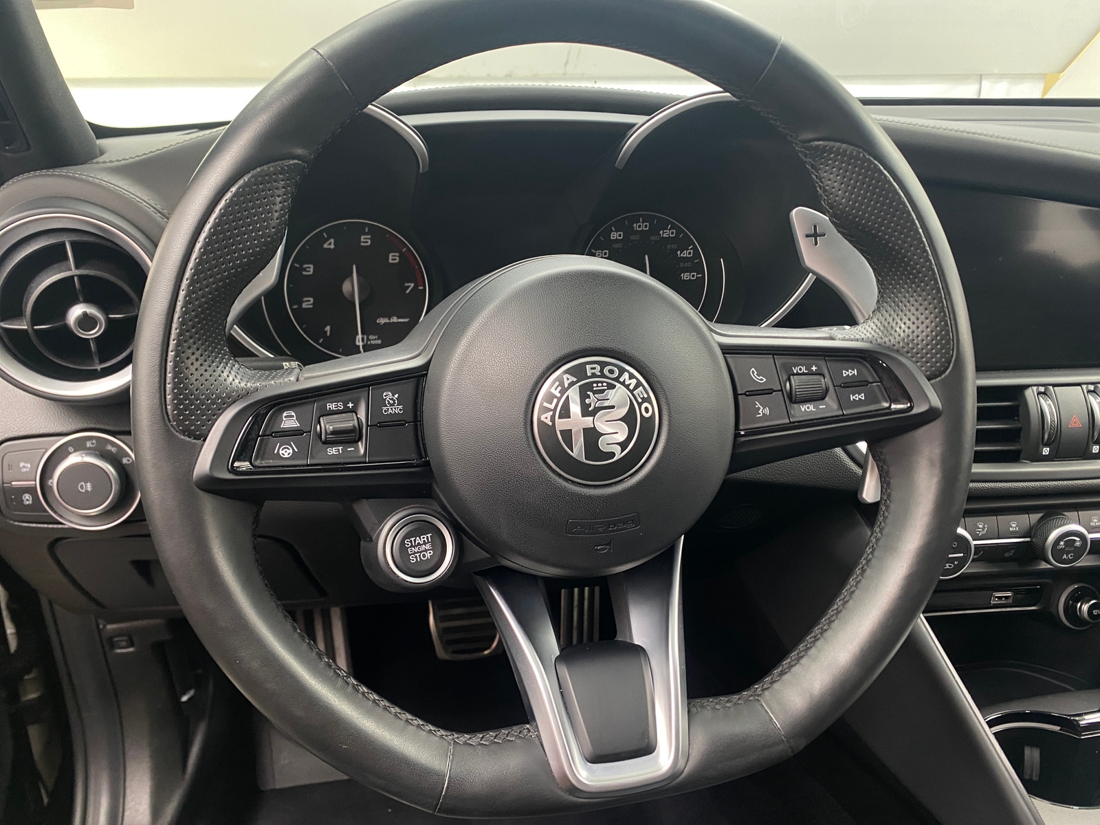 Thumbnail: 2021 Alfa Romeo Giulia - 4
