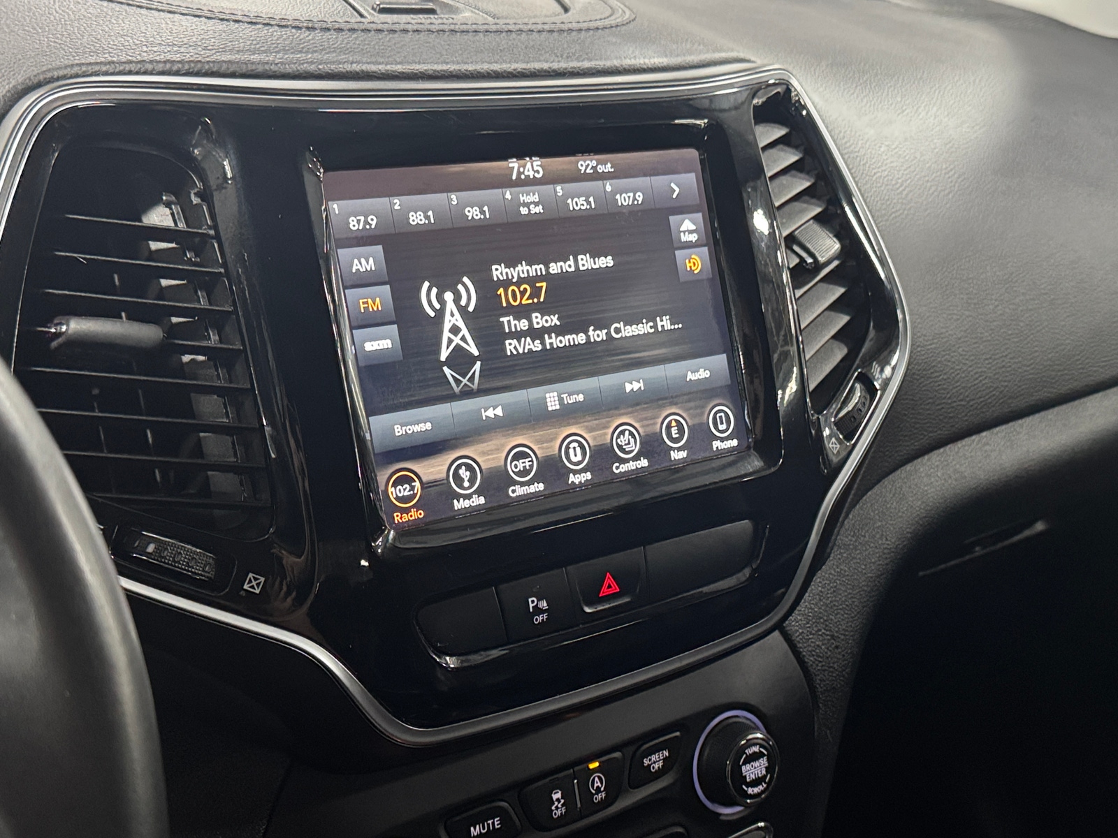 Thumbnail: 2019 Jeep Cherokee - 3