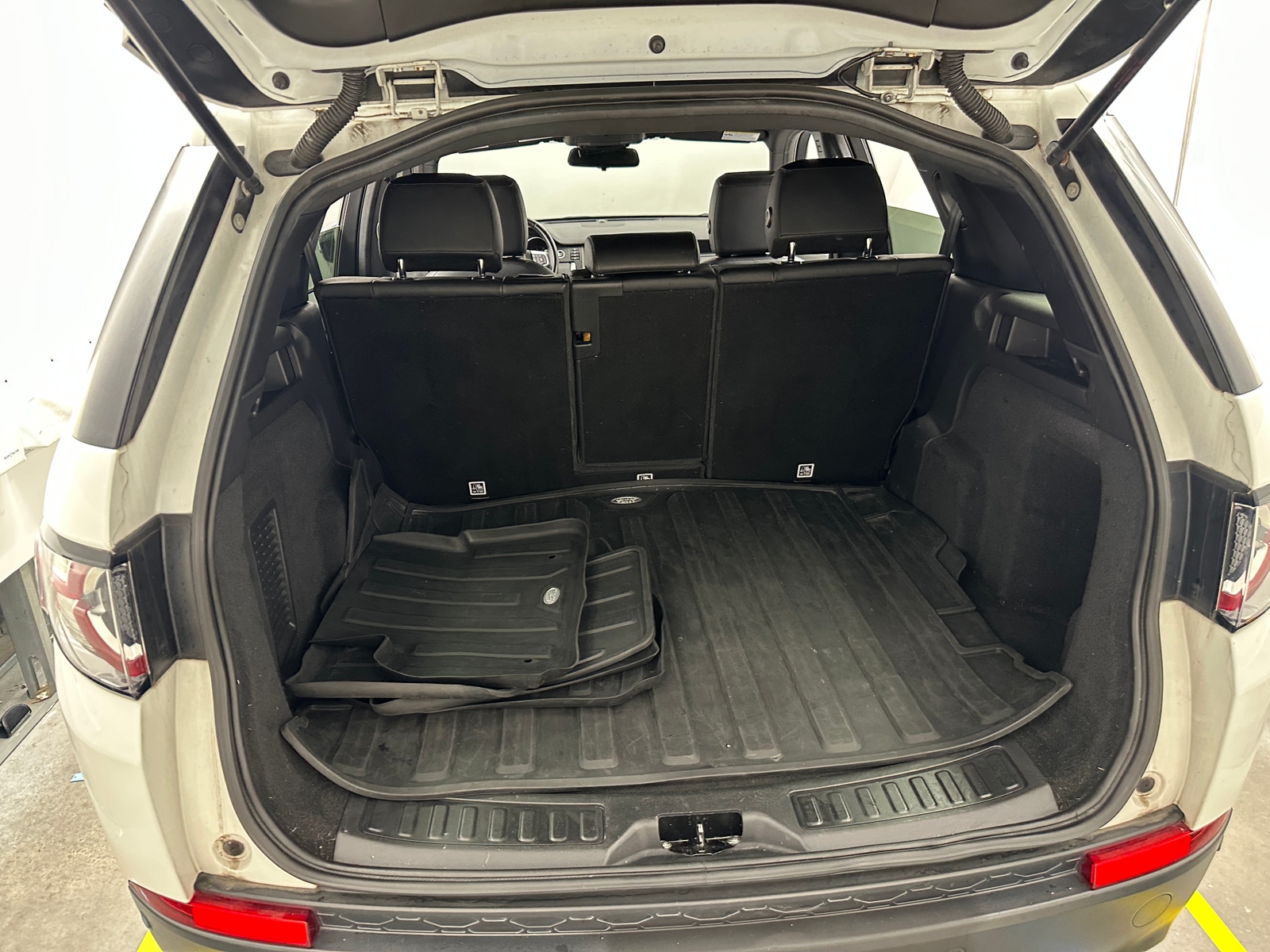 Thumbnail: 2019 Land Rover Discovery Sport - 6