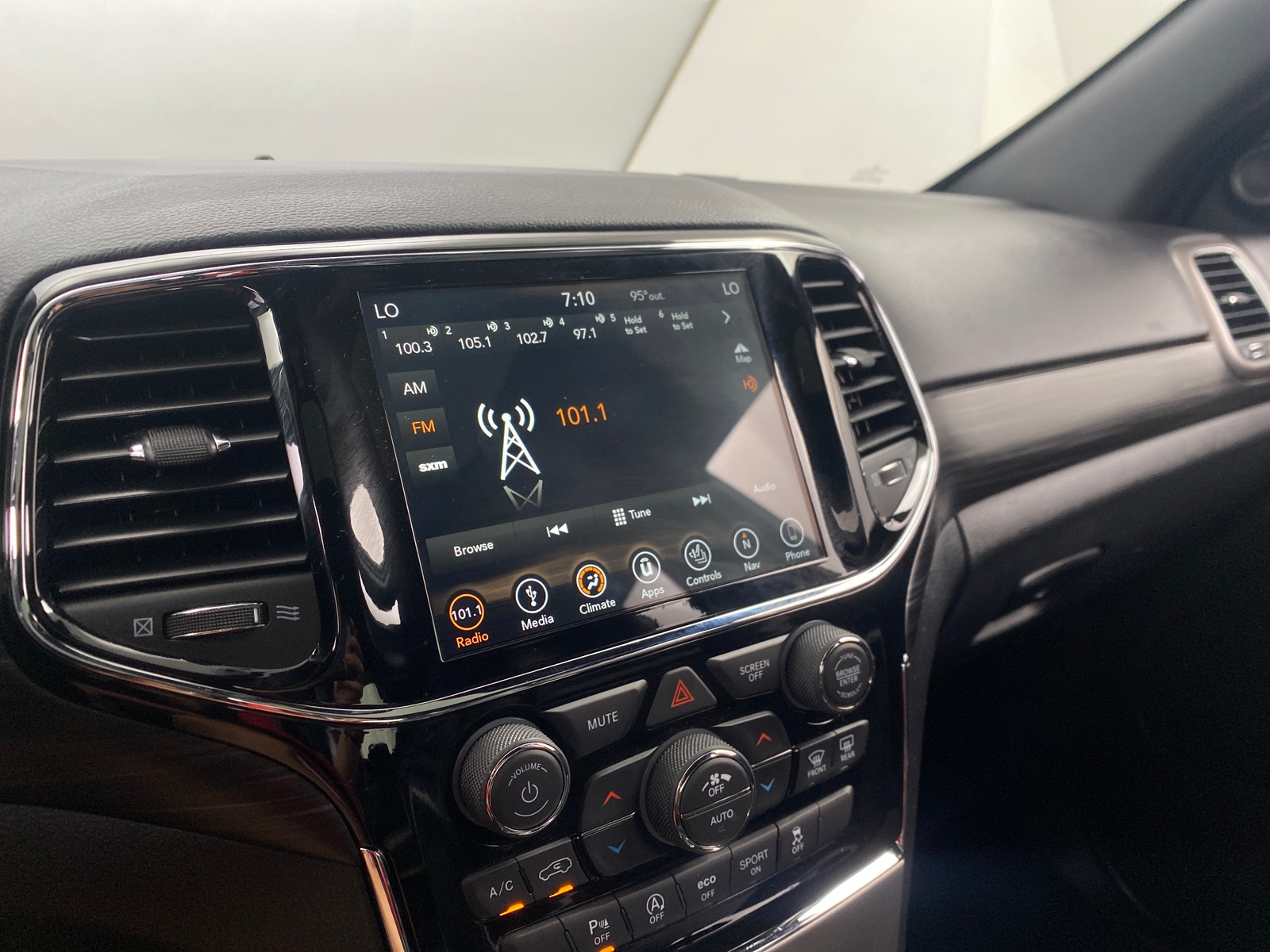 Thumbnail: 2019 Jeep Grand Cherokee - 3