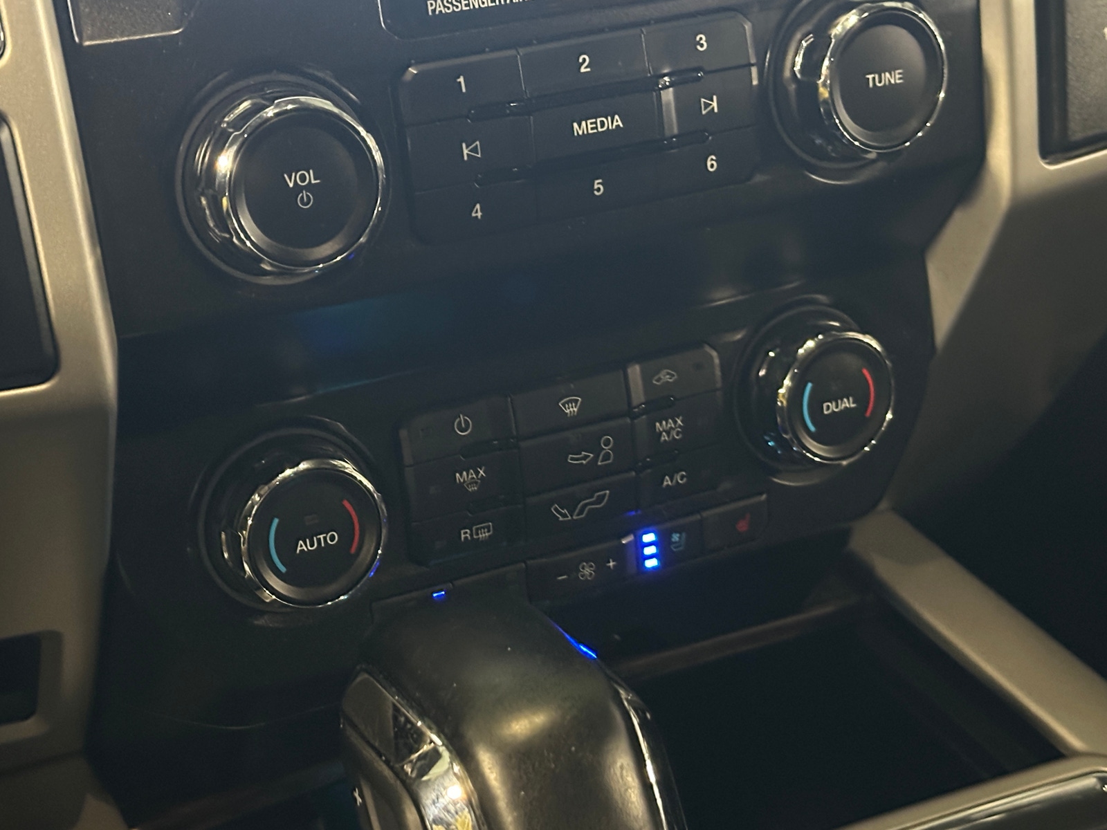 Thumbnail: 2020 Ford Econoline - 3