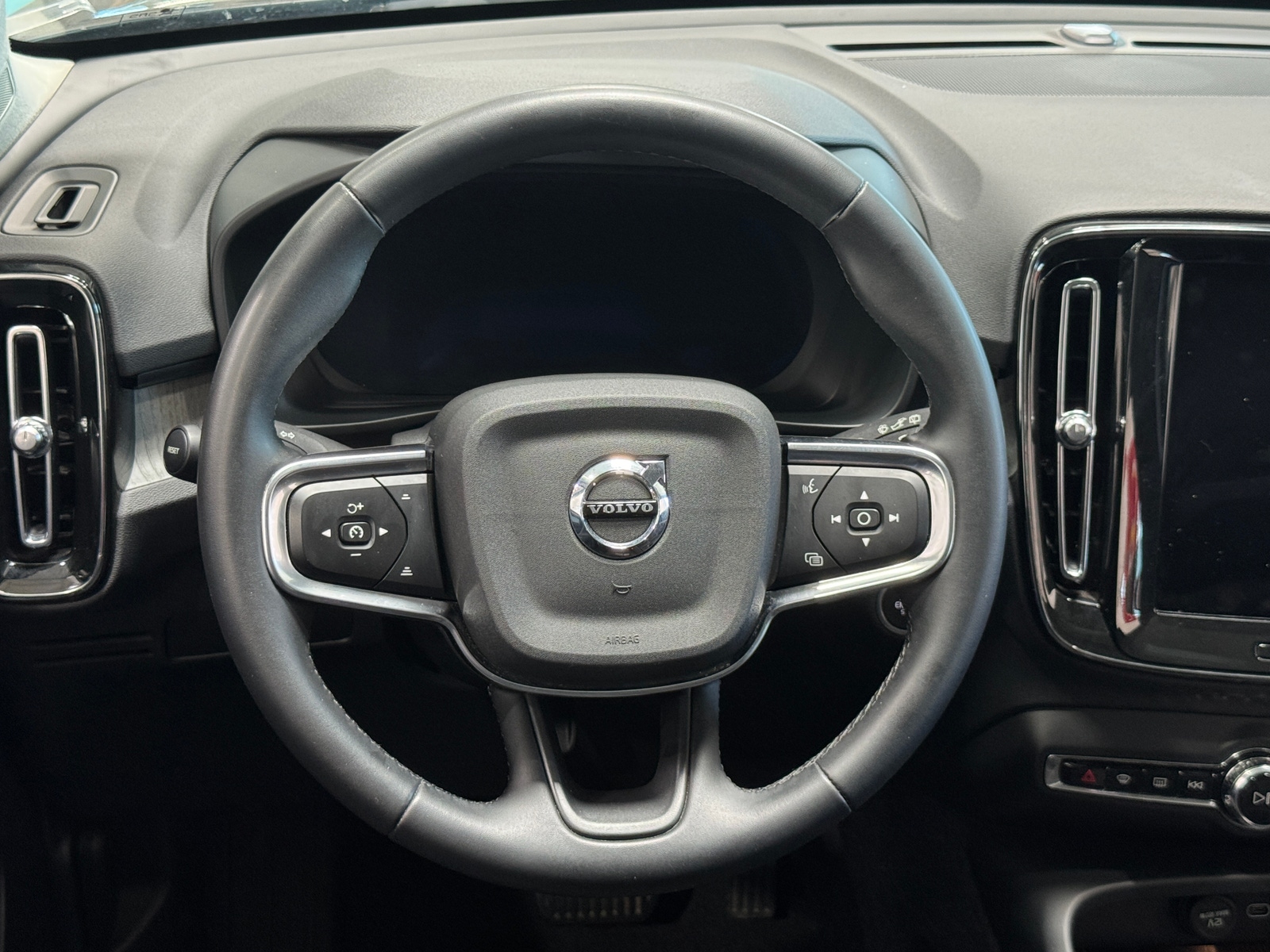 Thumbnail: 2024 Volvo XC40 - 5