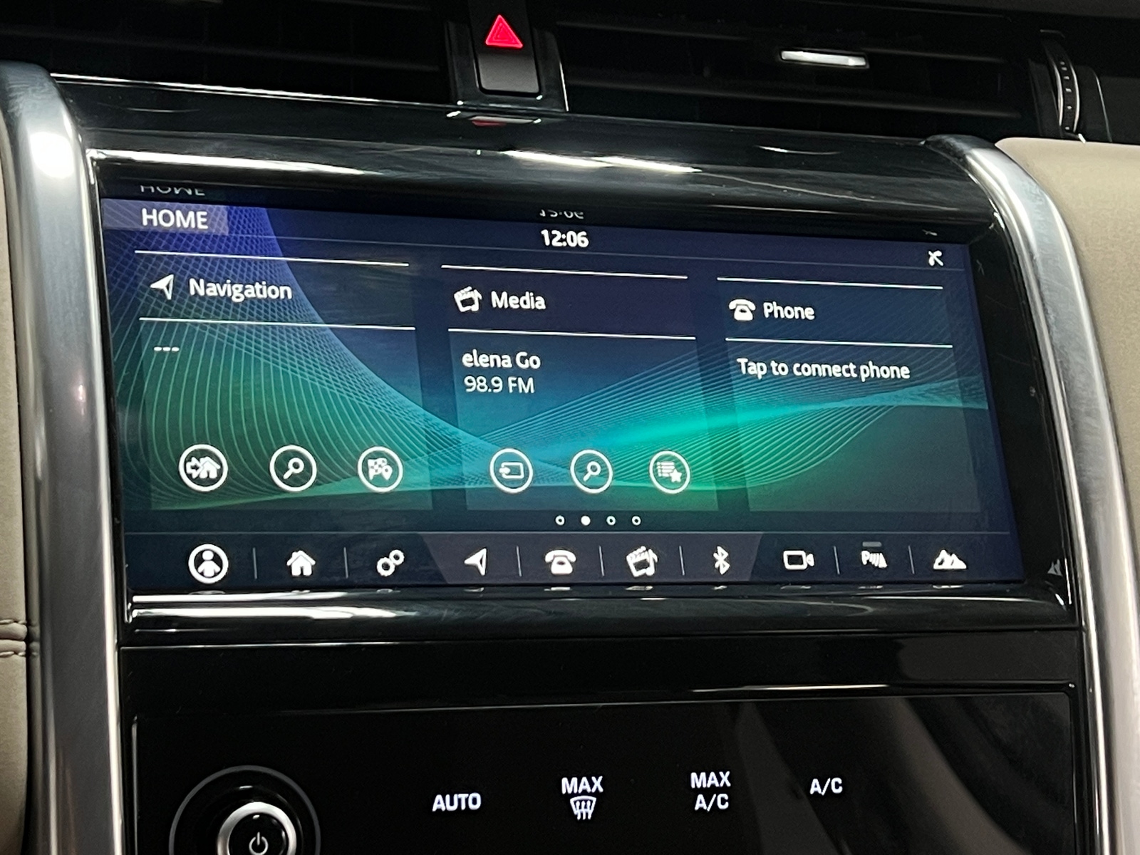 Thumbnail: 2020 Land Rover Discovery Sport - 3