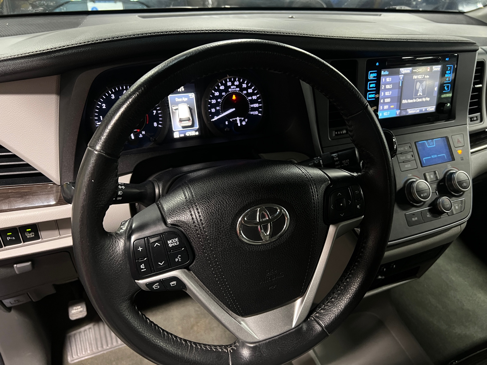 Thumbnail: 2017 Toyota Sienna - 4