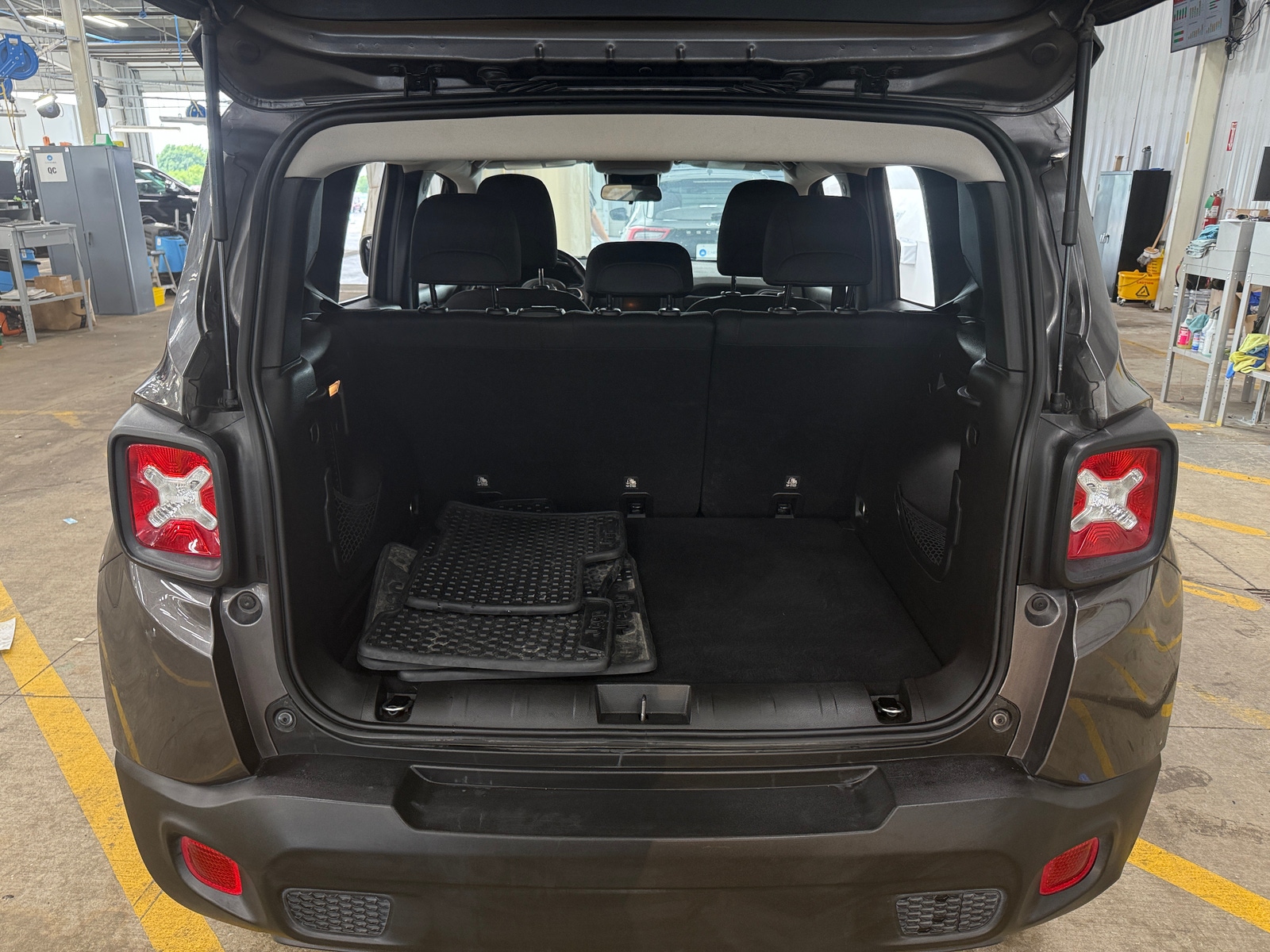 Thumbnail: 2019 Jeep Renegade - 7