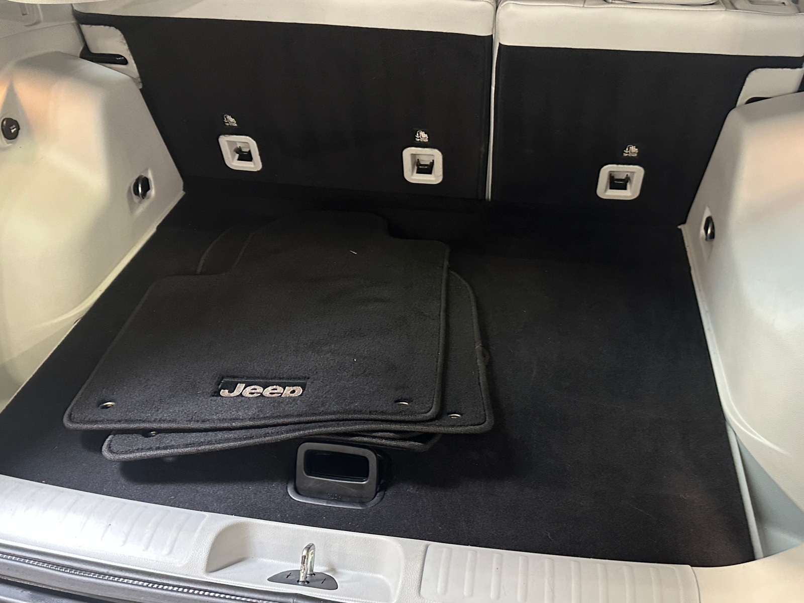 Thumbnail: 2019 Jeep Cherokee - 6