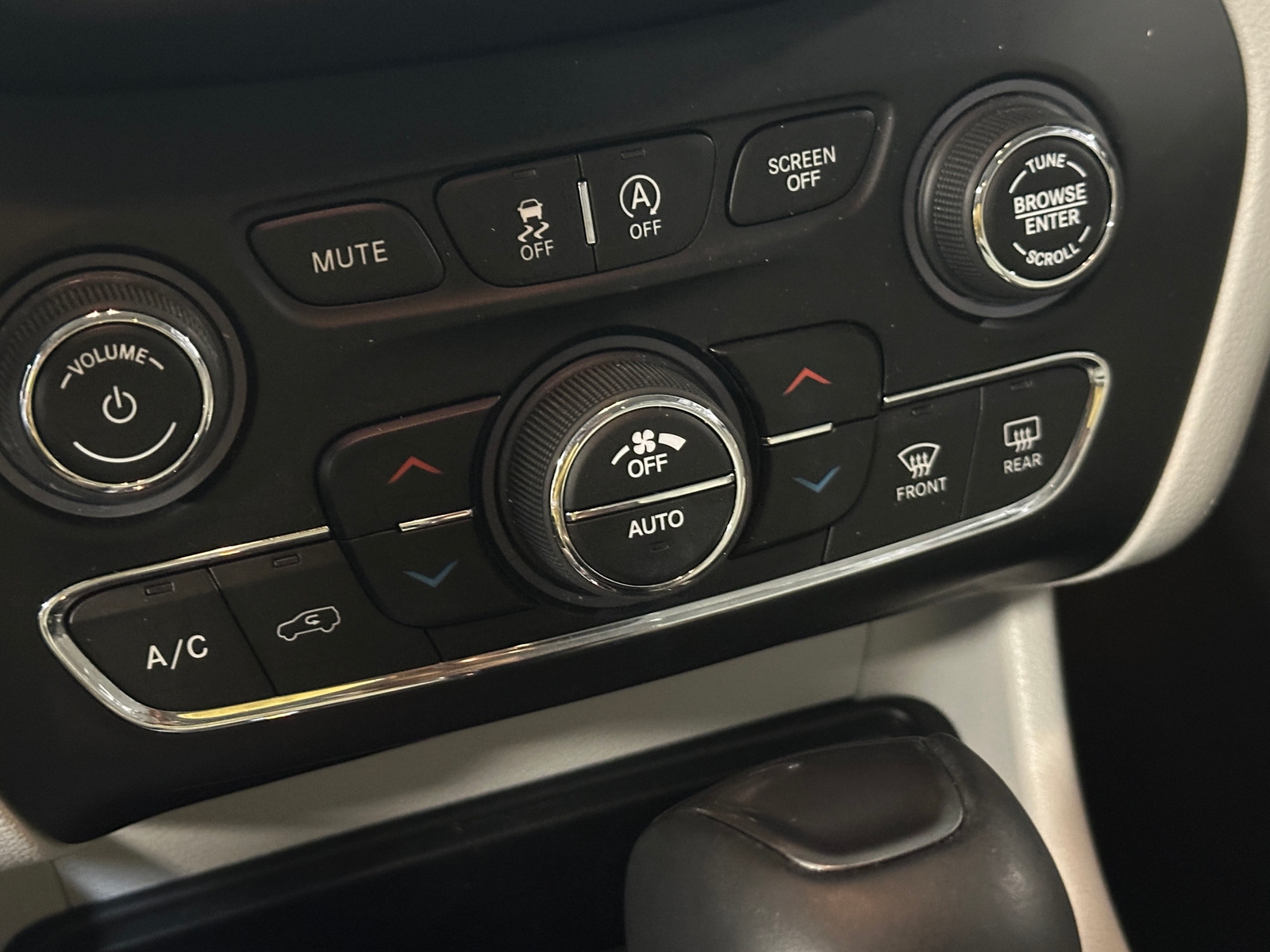 Thumbnail: 2019 Jeep Cherokee - 3