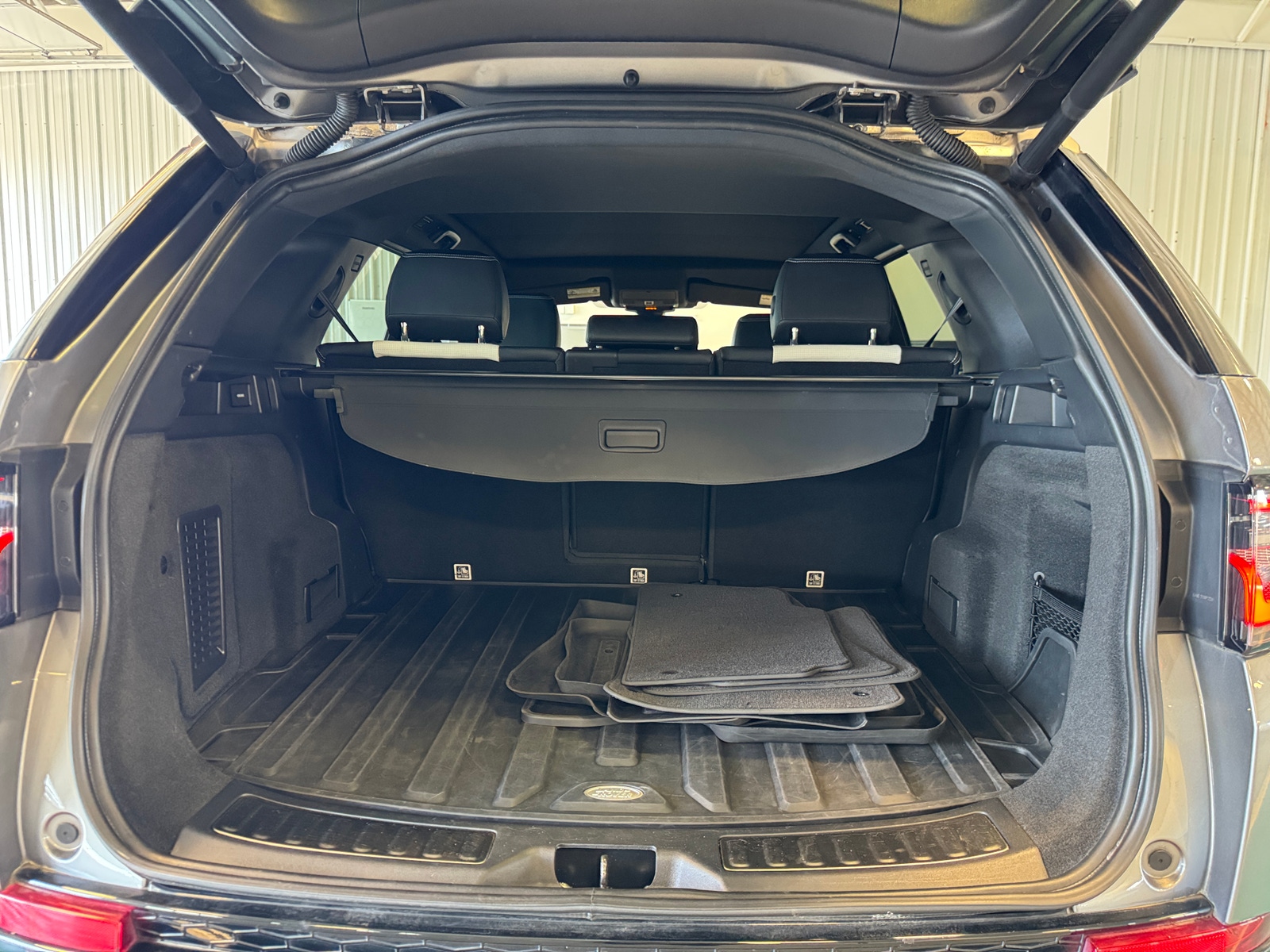 Thumbnail: 2020 Land Rover Discovery Sport - 6