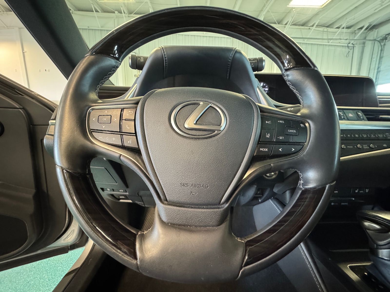 Thumbnail: 2020 Lexus ES - 4