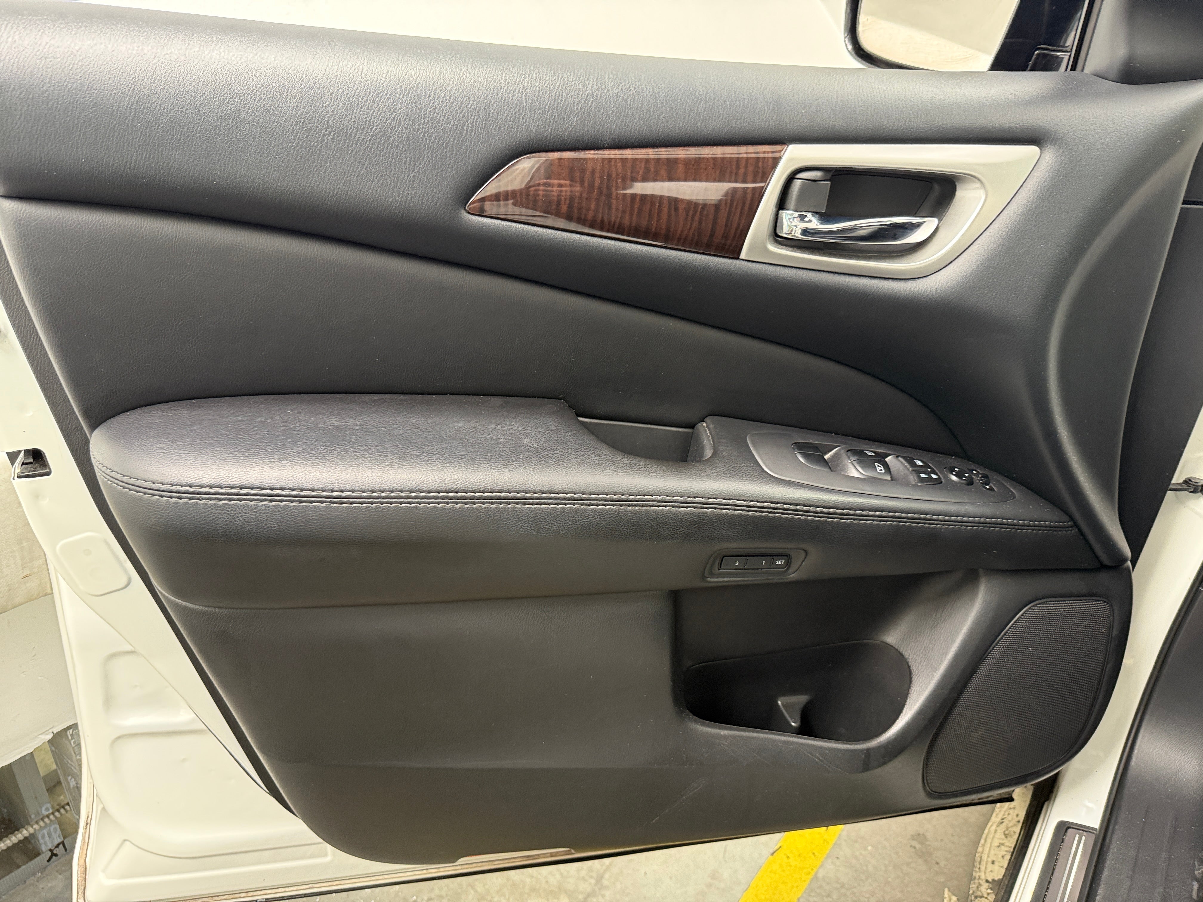 Used 2014 Nissan Pathfinder Platinum with VIN 5N1AR2MN7EC624388 for sale in Oak Creek, WI