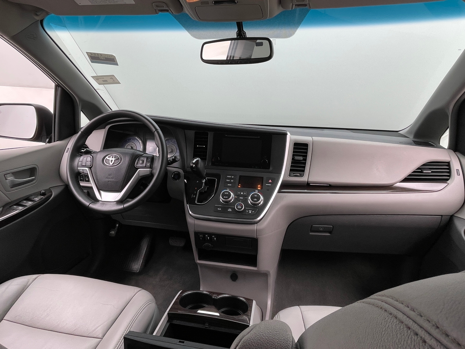 Thumbnail: 2017 Toyota Sienna - 2