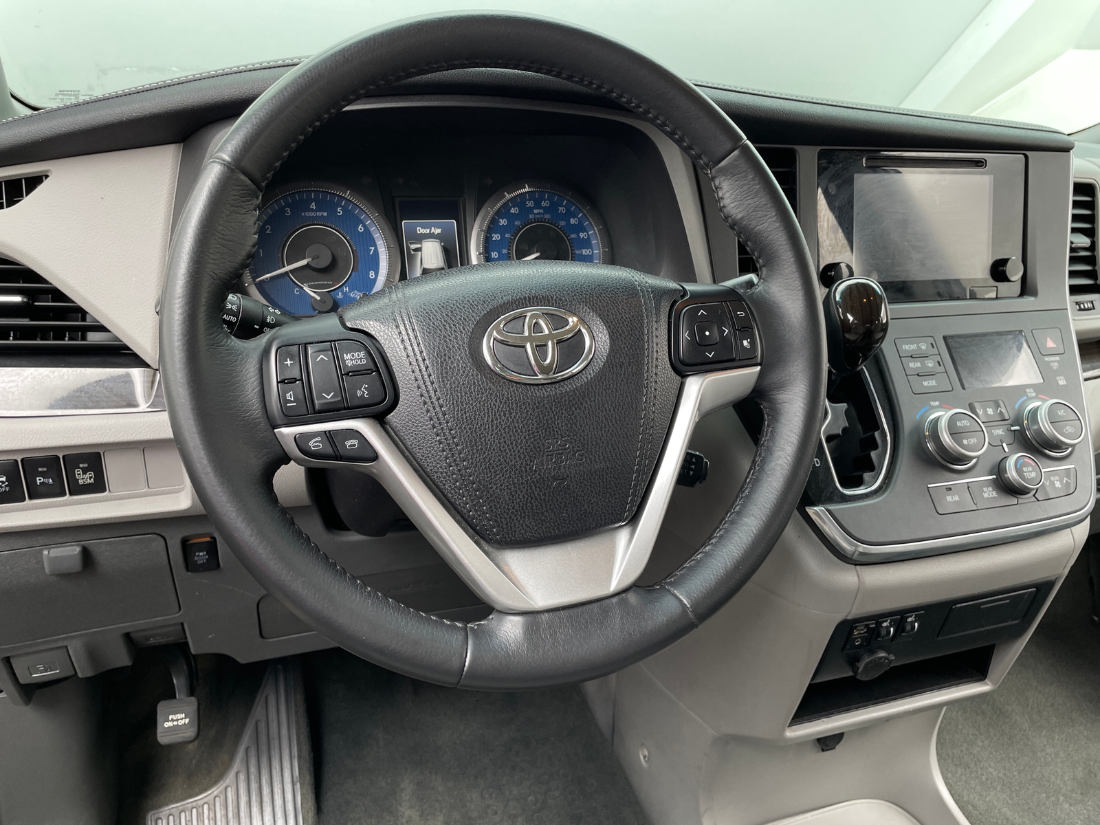 Thumbnail: 2017 Toyota Sienna - 4