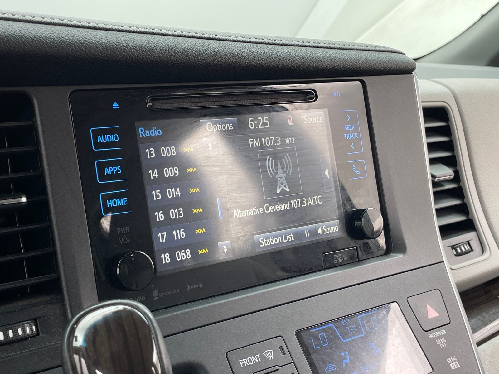 Thumbnail: 2017 Toyota Sienna - 3