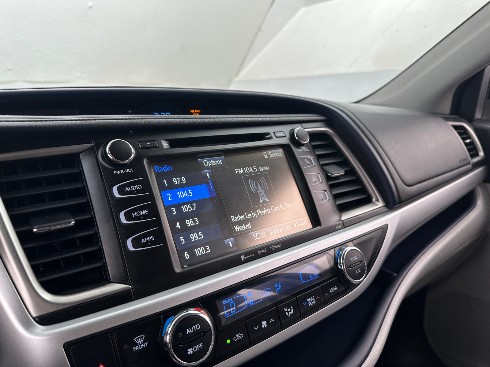 Thumbnail: 2016 Toyota Highlander - 4