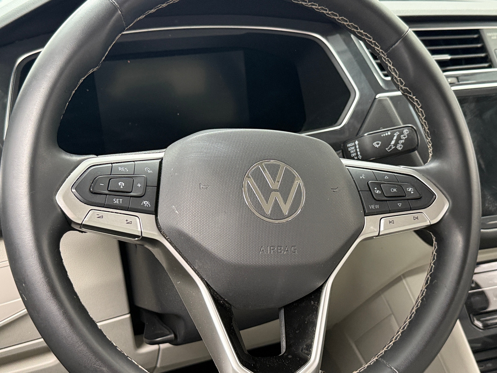 Thumbnail: 2022 Volkswagen Tiguan - 4