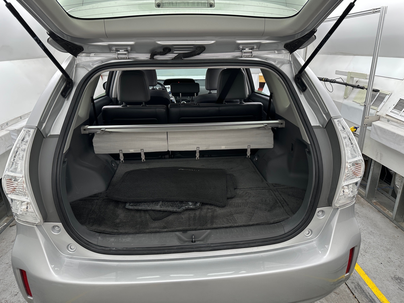 Thumbnail: 2014 Toyota Prius v - 6