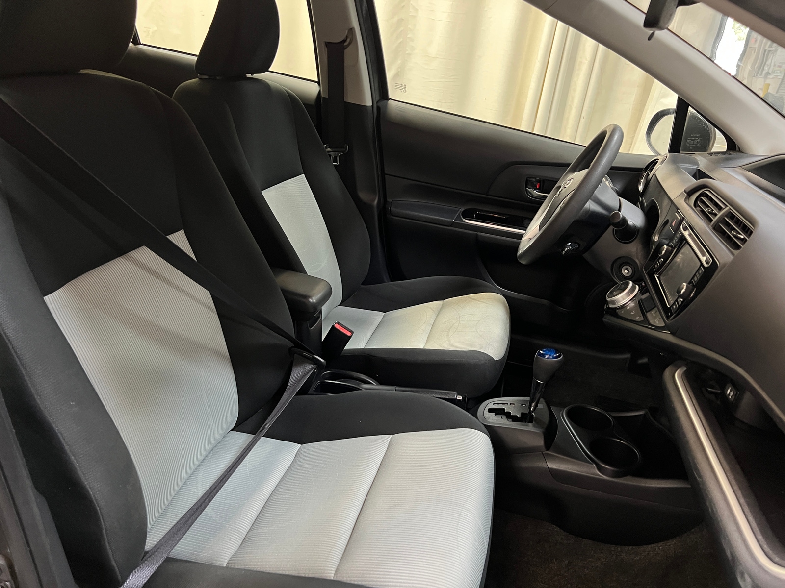 Thumbnail: 2016 Toyota Prius c - 2