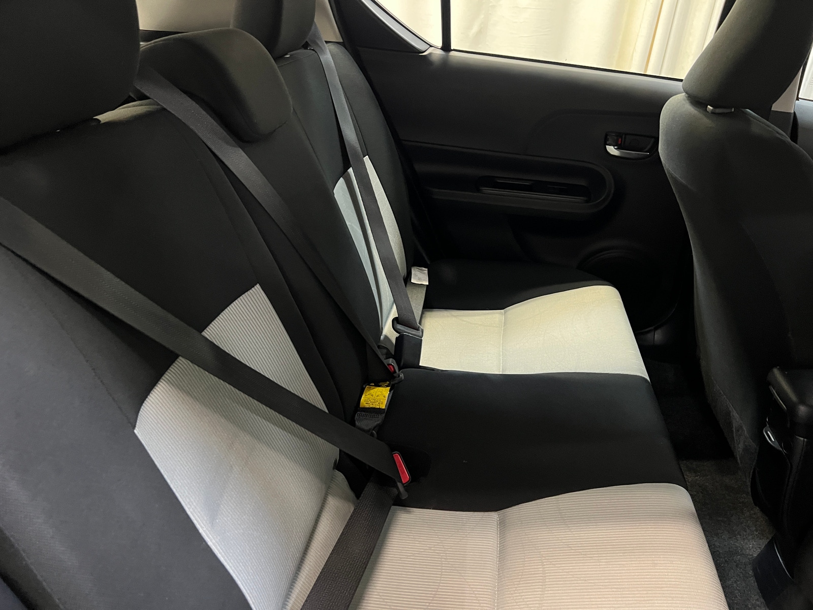 Thumbnail: 2016 Toyota Prius c - 6