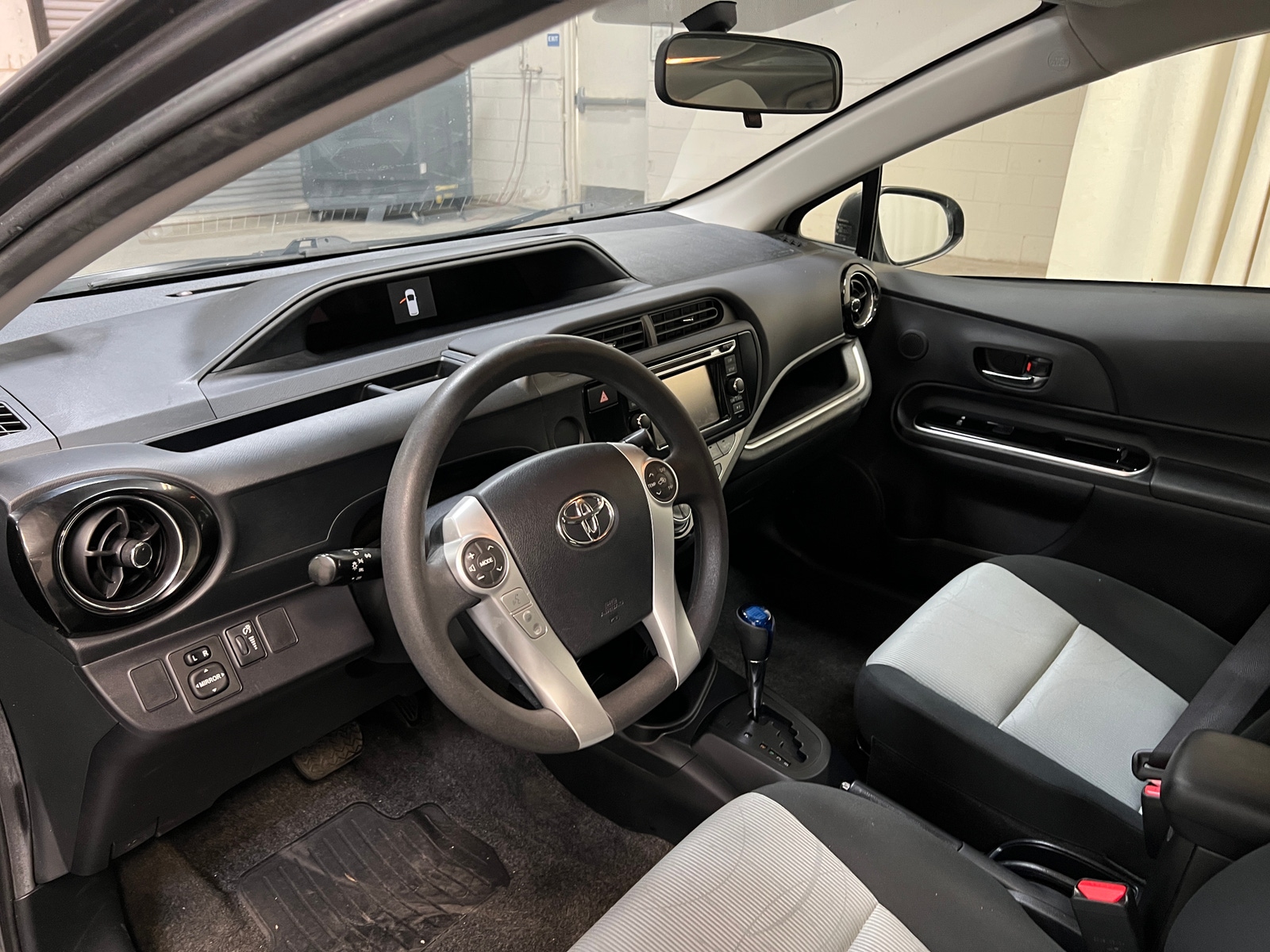 Thumbnail: 2016 Toyota Prius c - 3