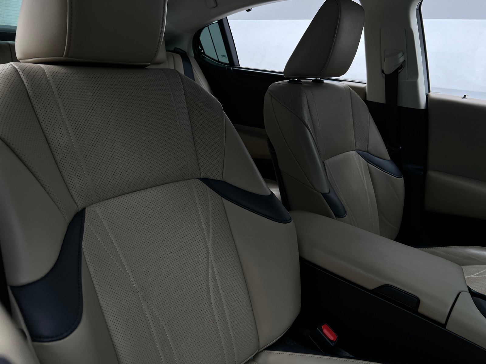 Thumbnail: 2021 Lexus ES - 2