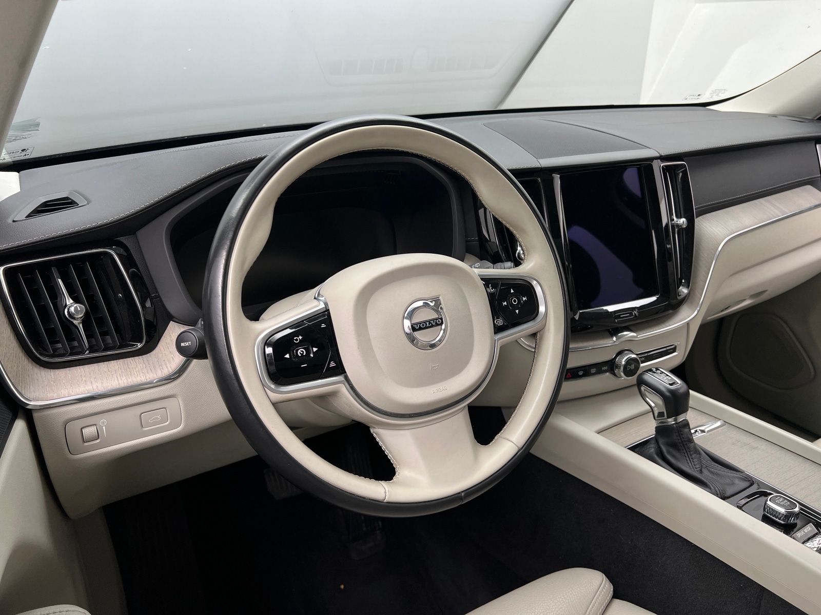 Thumbnail: 2018 Volvo XC60 - 4