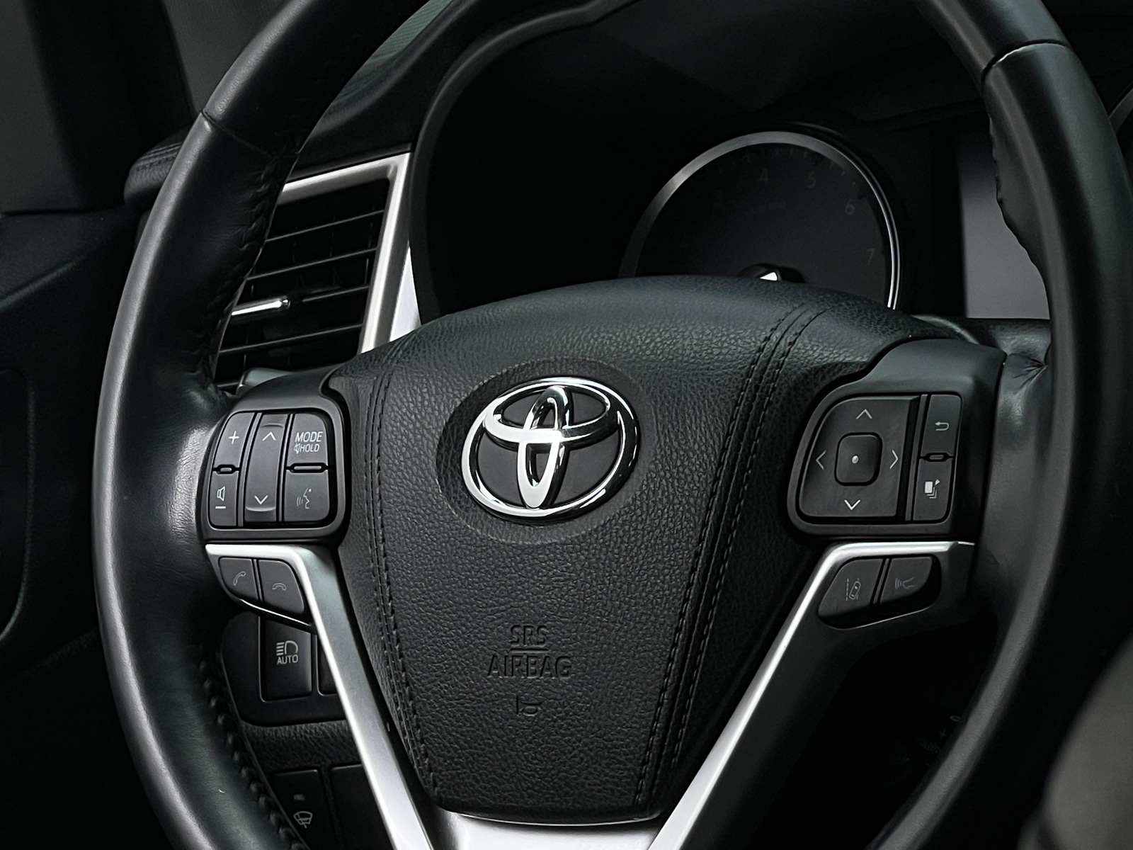 Thumbnail: 2017 Toyota Highlander - 4