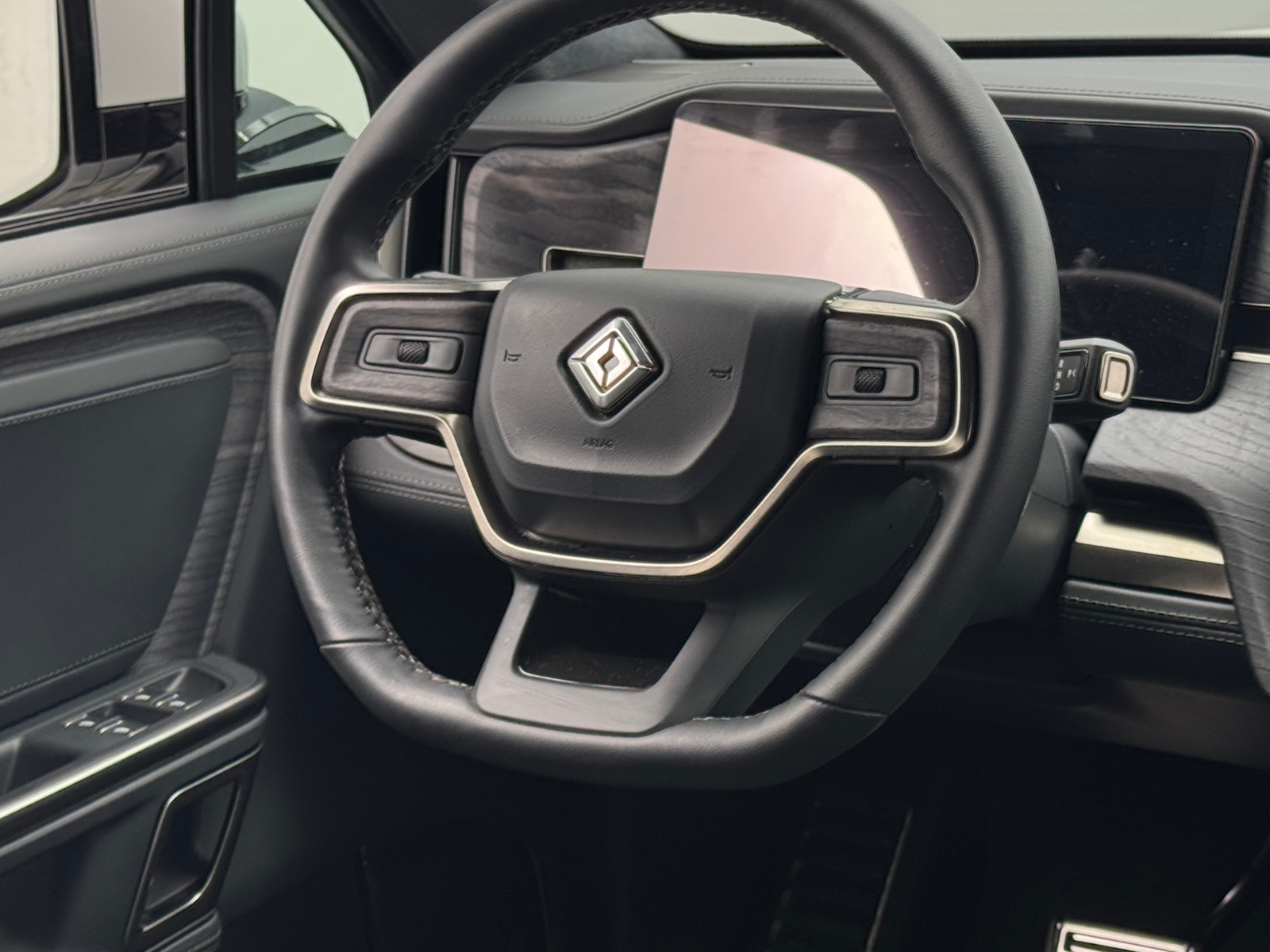 Thumbnail: 2024 Rivian R1S - 4