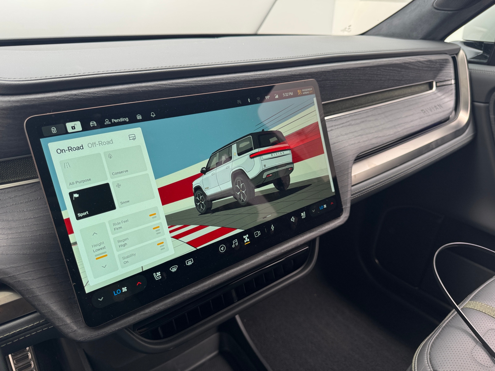 Thumbnail: 2024 Rivian R1S - 3