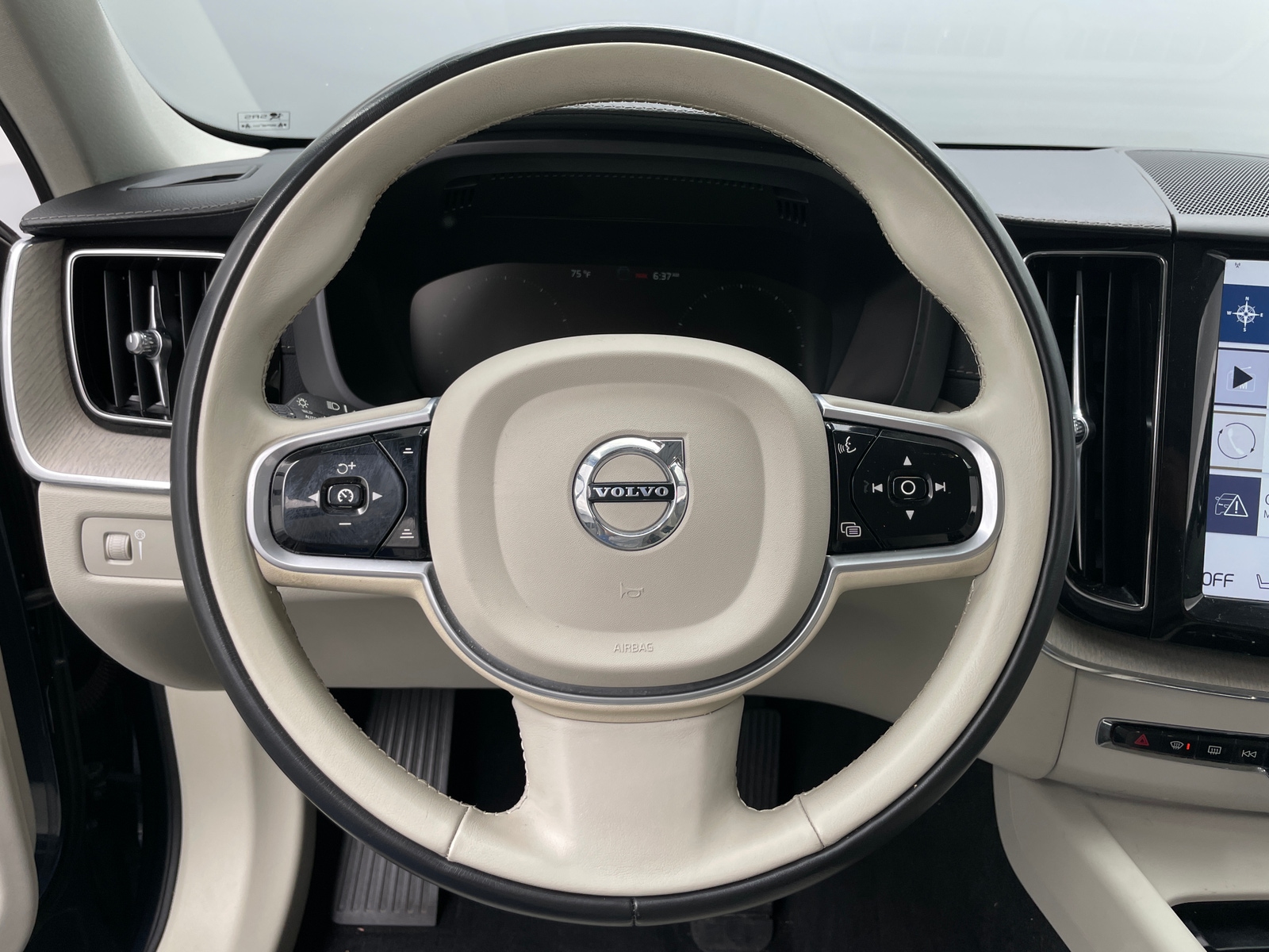 Thumbnail: 2019 Volvo XC60 - 4