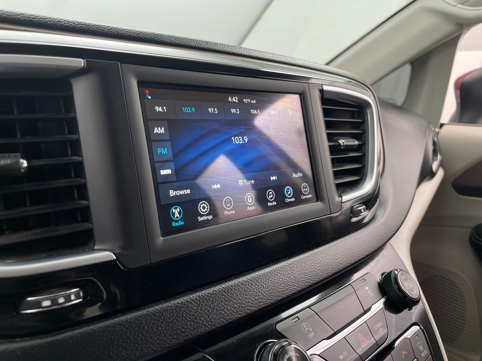 Thumbnail: 2021 Chrysler Voyager - 3