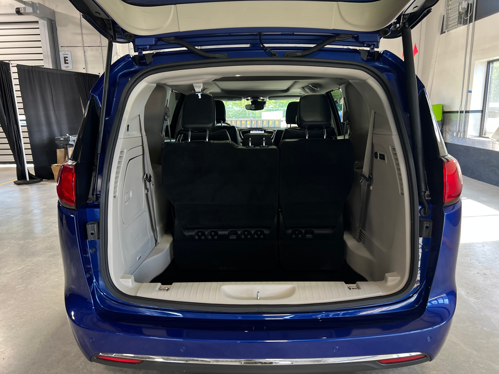 Thumbnail: 2019 Chrysler Pacifica - 6