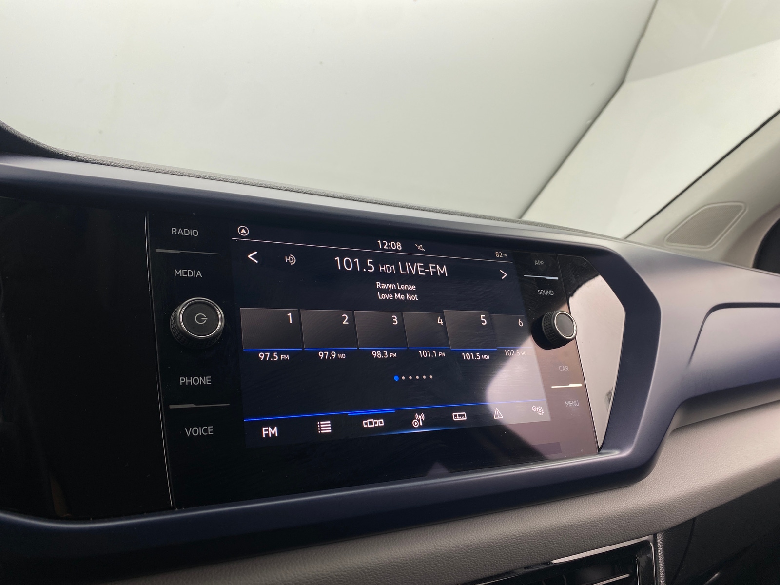 Thumbnail: 2023 Volkswagen Taos - 3