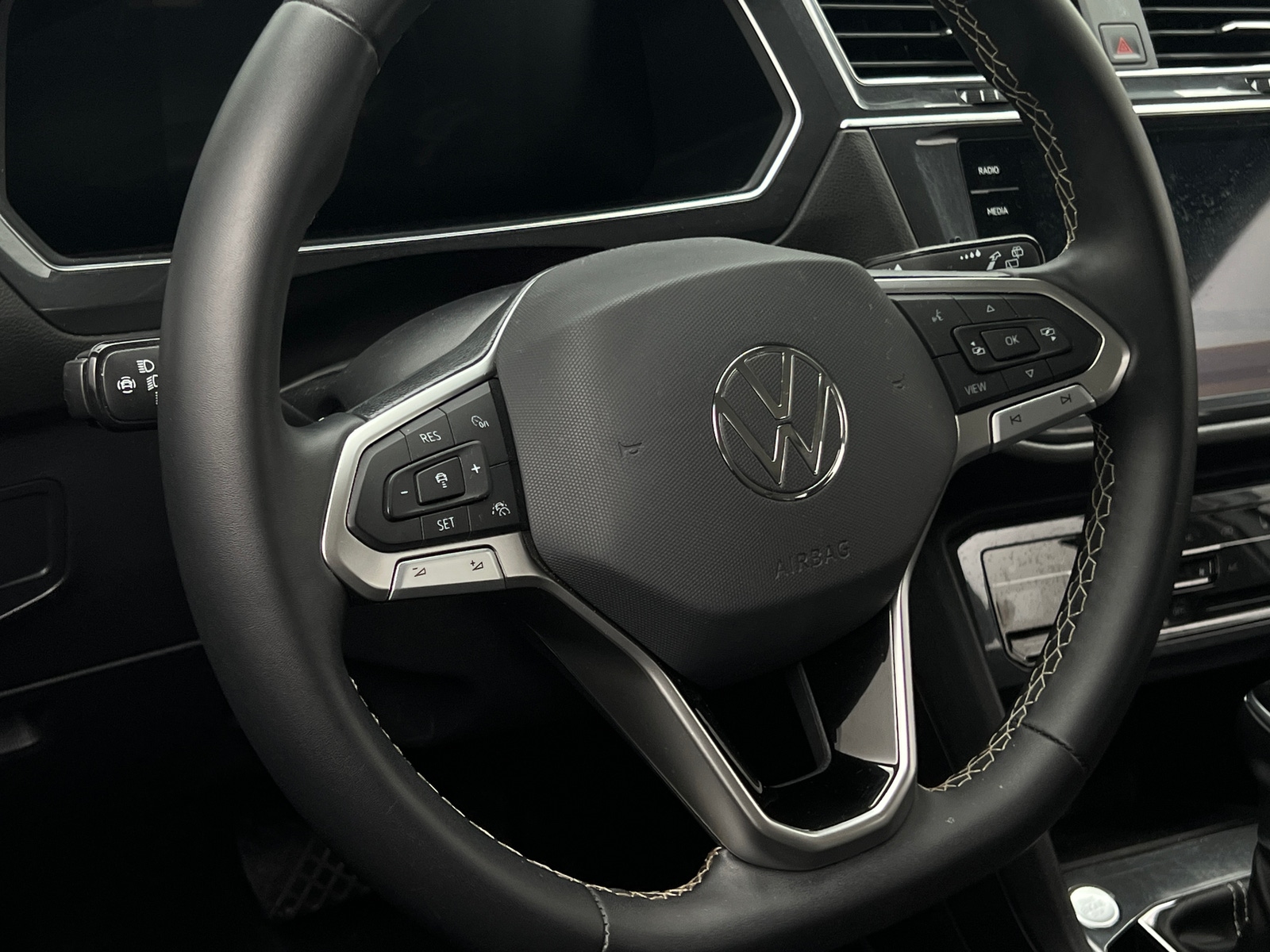 Thumbnail: 2023 Volkswagen Tiguan - 4