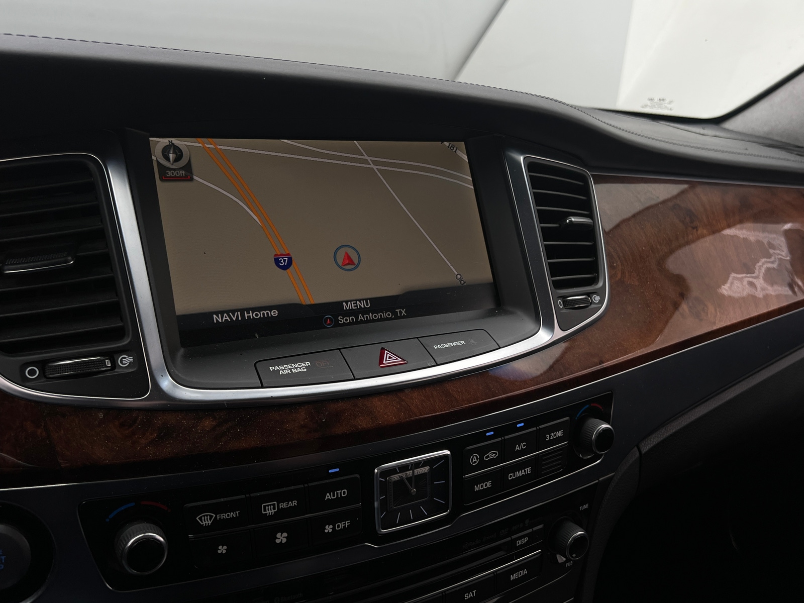 Thumbnail: 2016 Hyundai Equus - 3