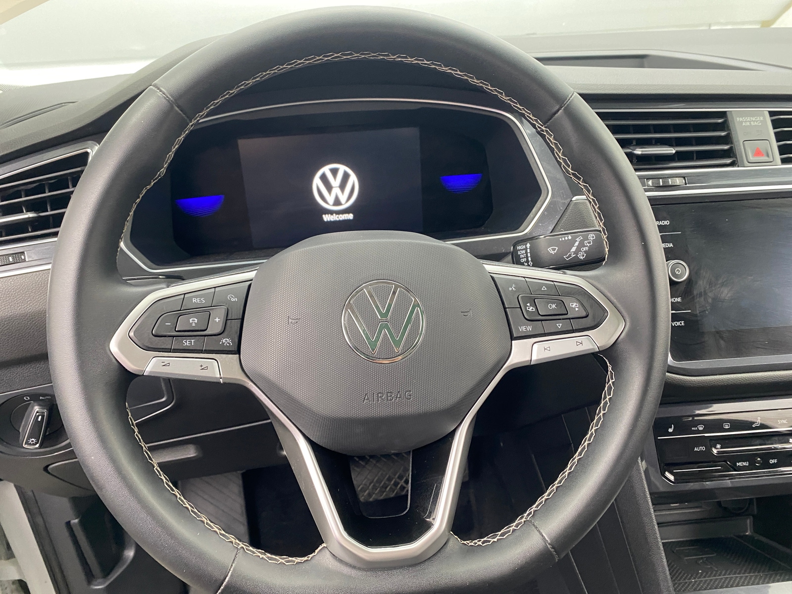 Thumbnail: 2022 Volkswagen Tiguan - 4