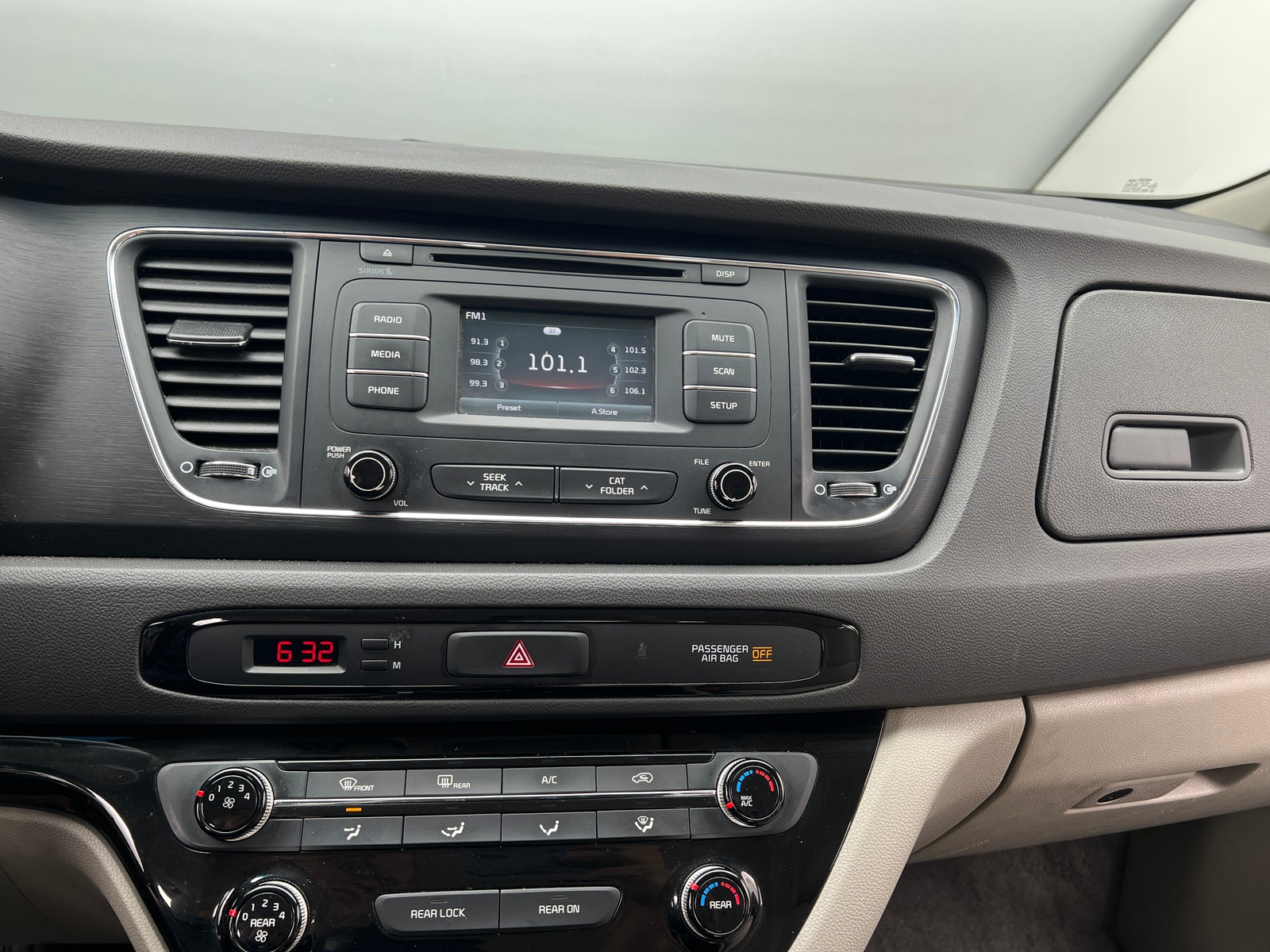 Thumbnail: 2016 Kia Sedona - 4