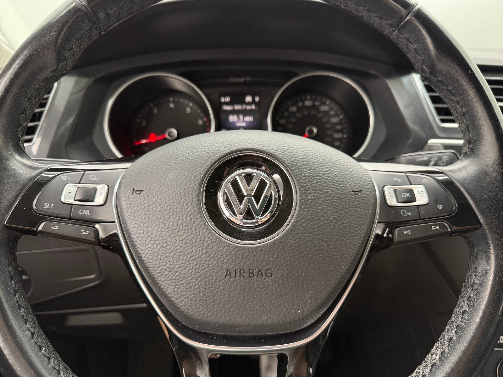 Thumbnail: 2018 Volkswagen Tiguan - 4