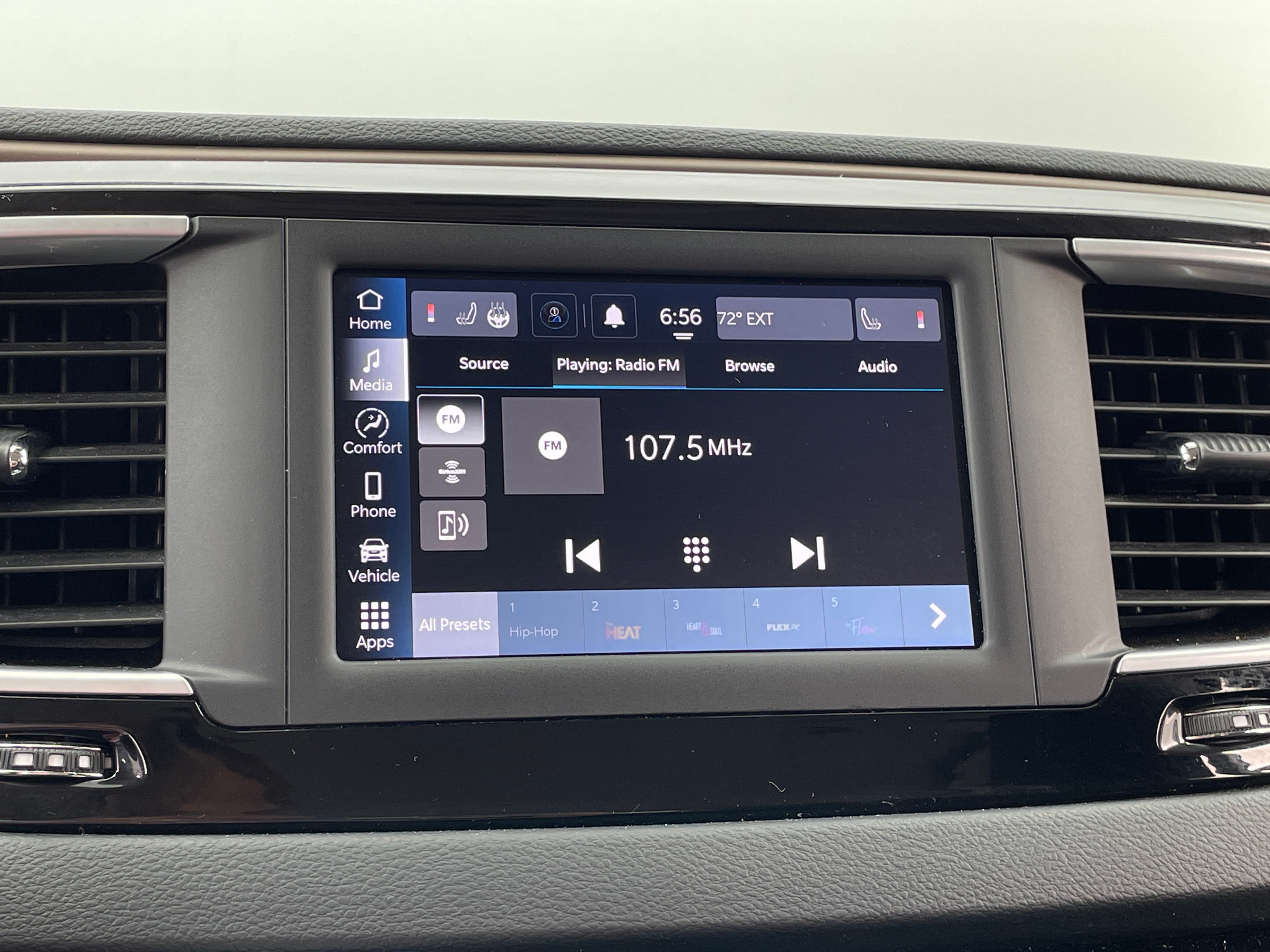 Thumbnail: 2023 Chrysler Voyager - 4