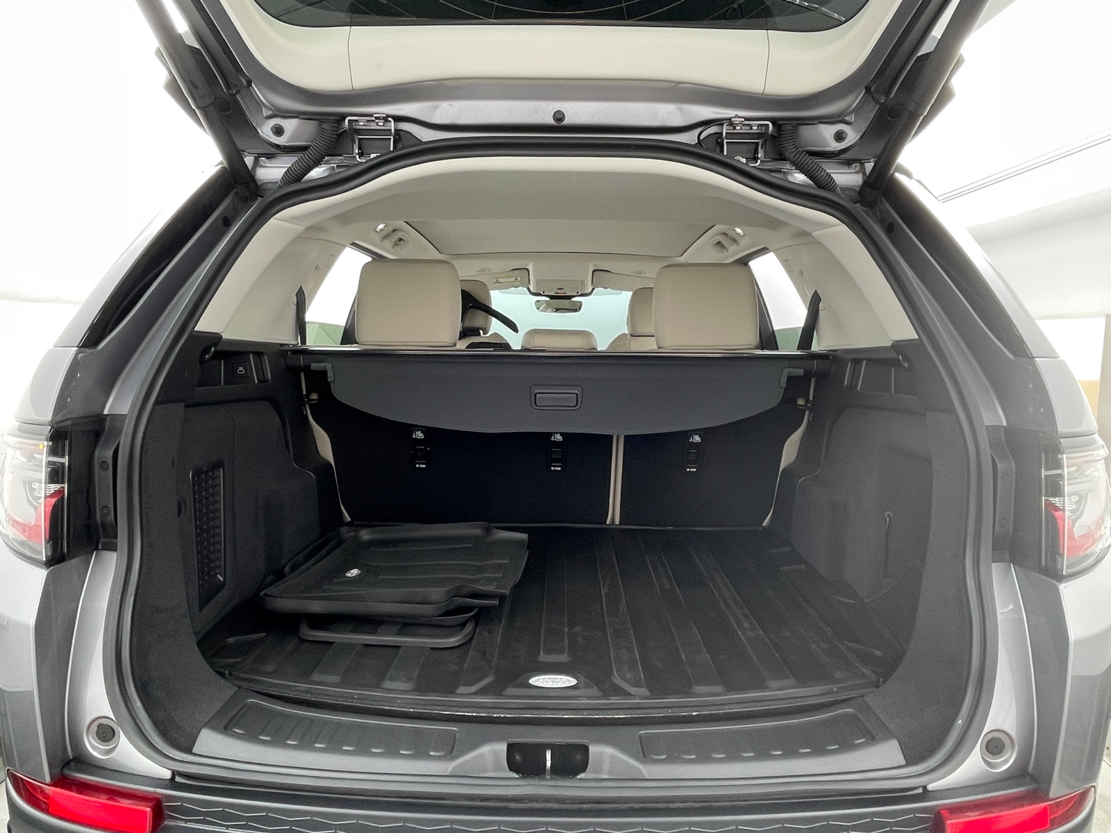 Thumbnail: 2023 Land Rover Discovery Sport - 6