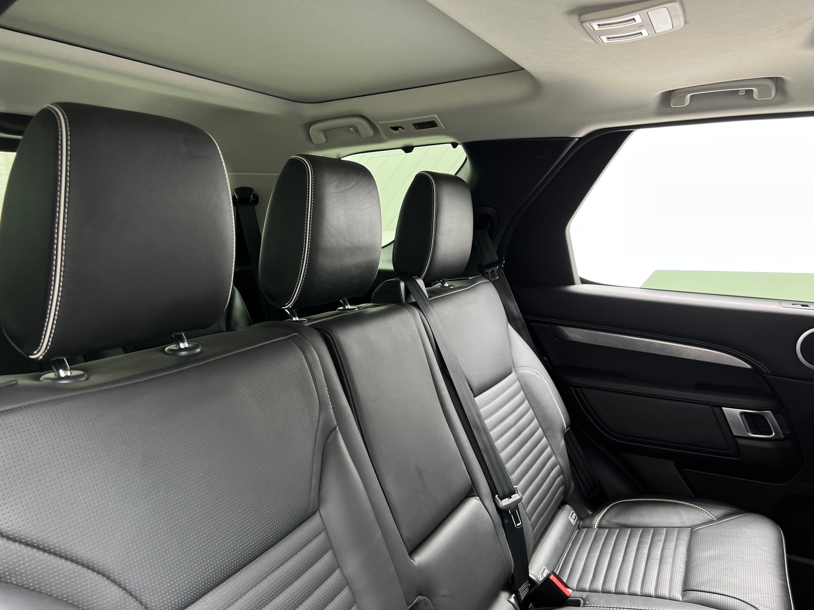 Thumbnail: 2017 Land Rover Discovery - 5