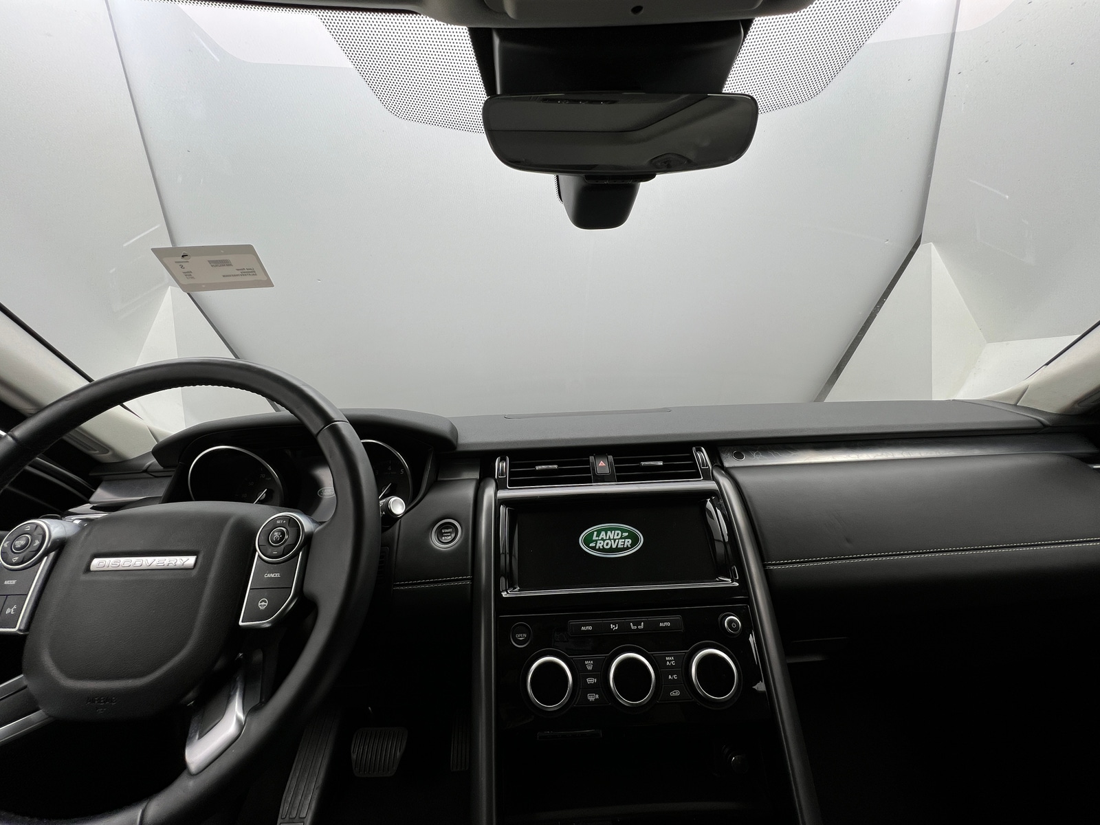 Thumbnail: 2017 Land Rover Discovery - 2