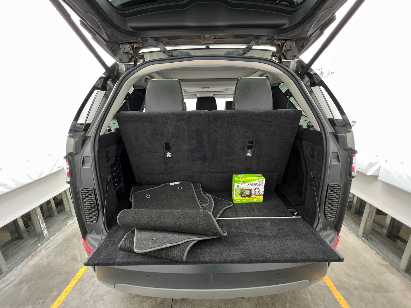 Thumbnail: 2017 Land Rover Discovery - 6