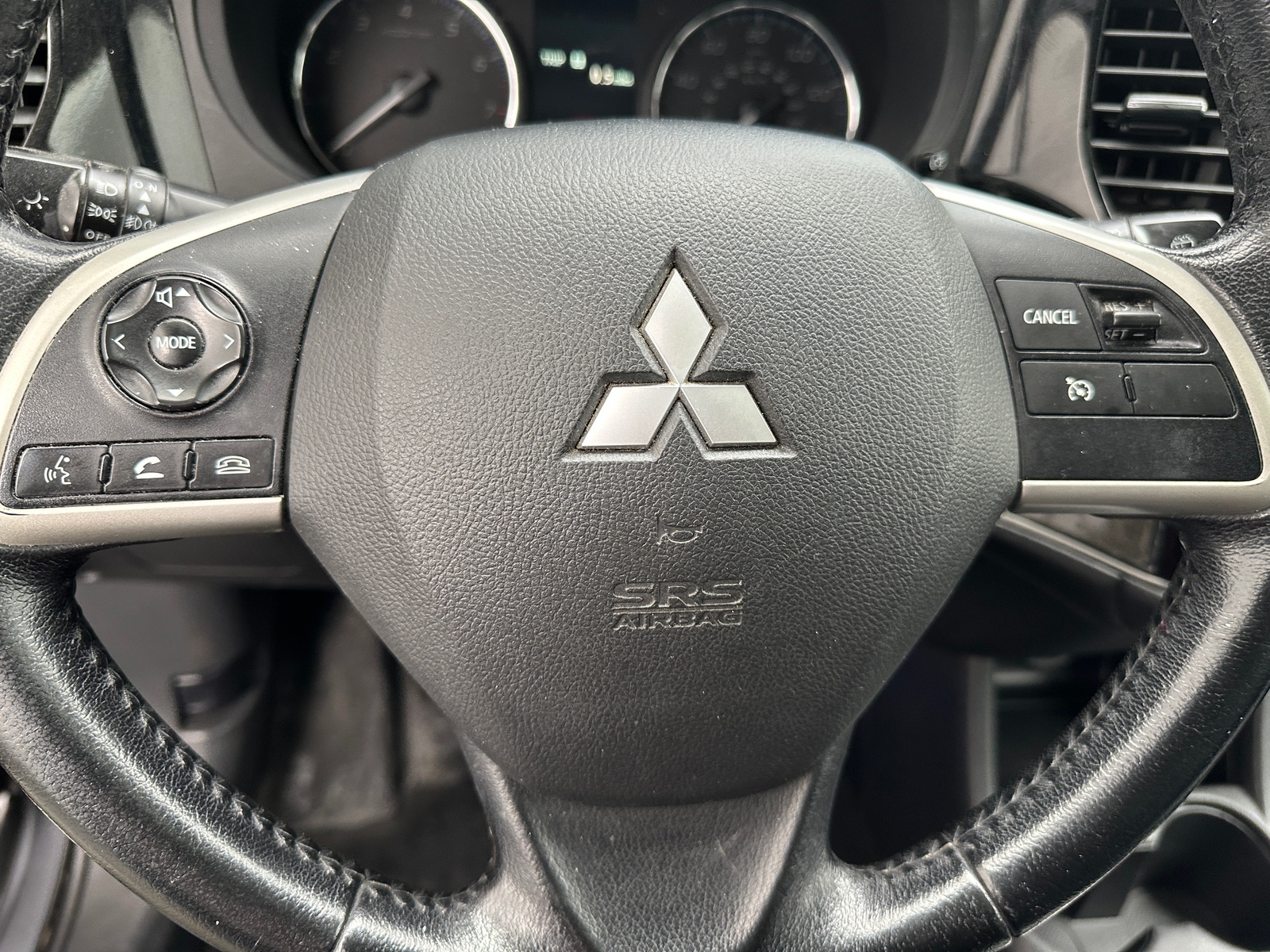 Thumbnail: 2015 Mitsubishi Outlander - 4