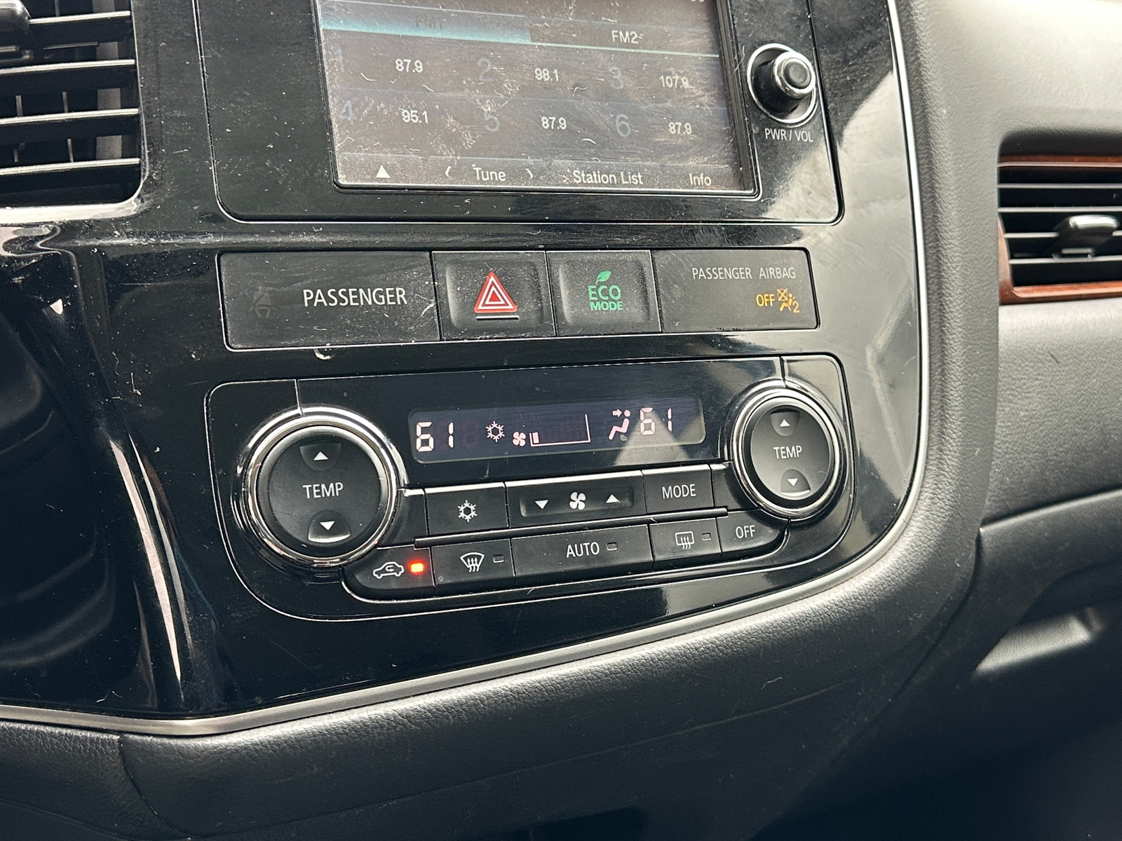 Thumbnail: 2015 Mitsubishi Outlander - 3