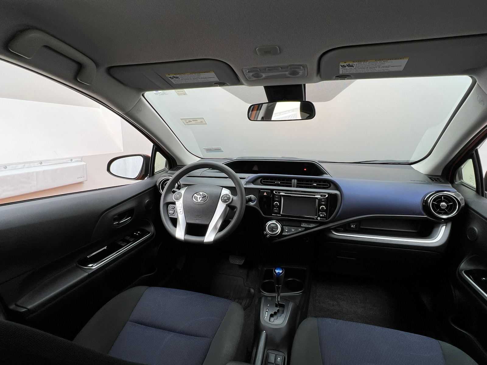Thumbnail: 2017 Toyota Prius c - 3